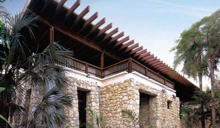 Picture of an outside wall.